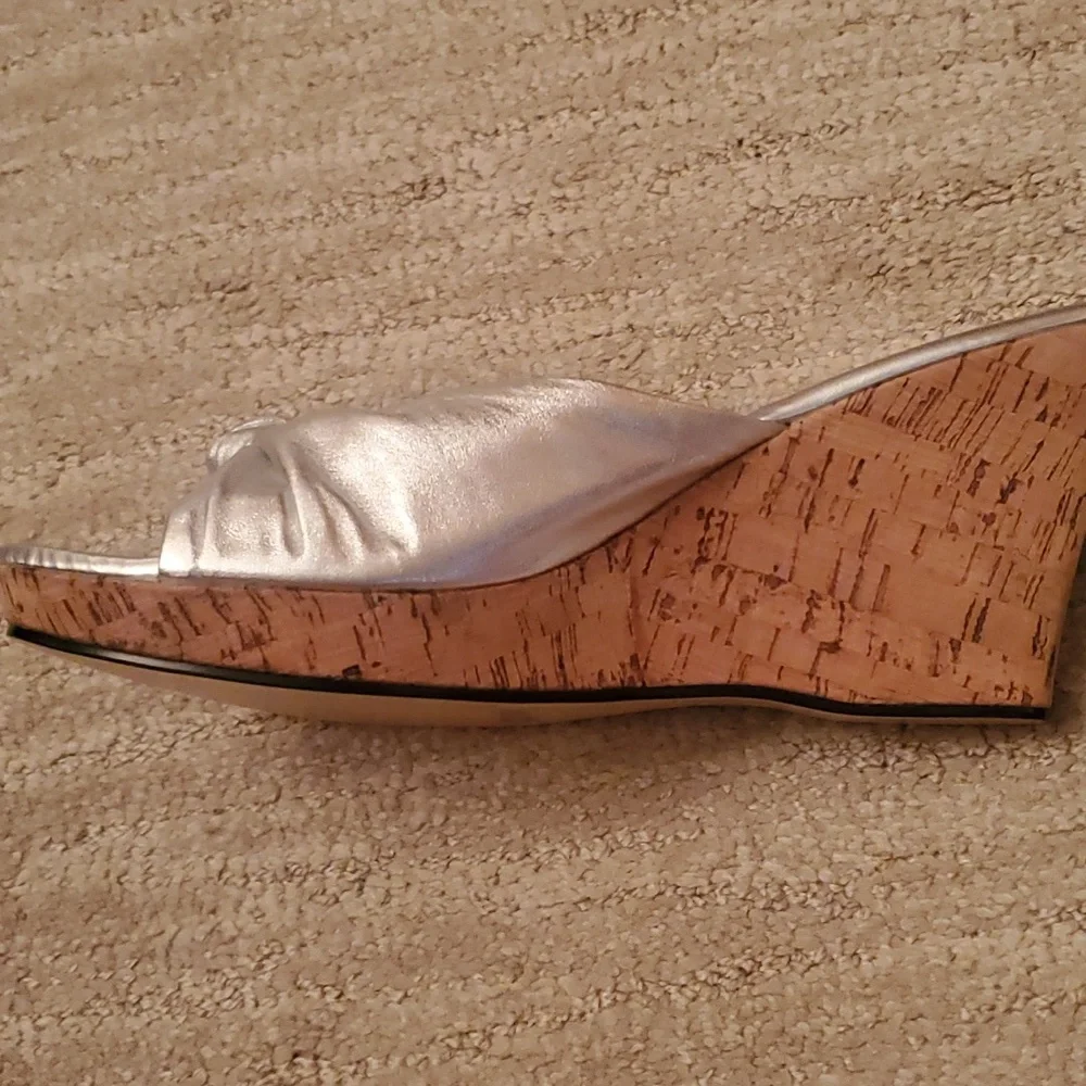 Silver Wedge Sandals NIB Size 10 M - Picture 4 of 4